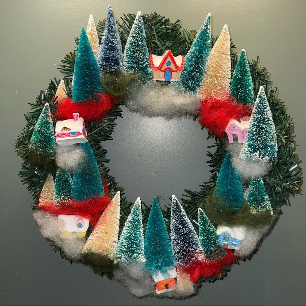 🎄 16 inch Christmas Village Bottlebrush Tree Wreath